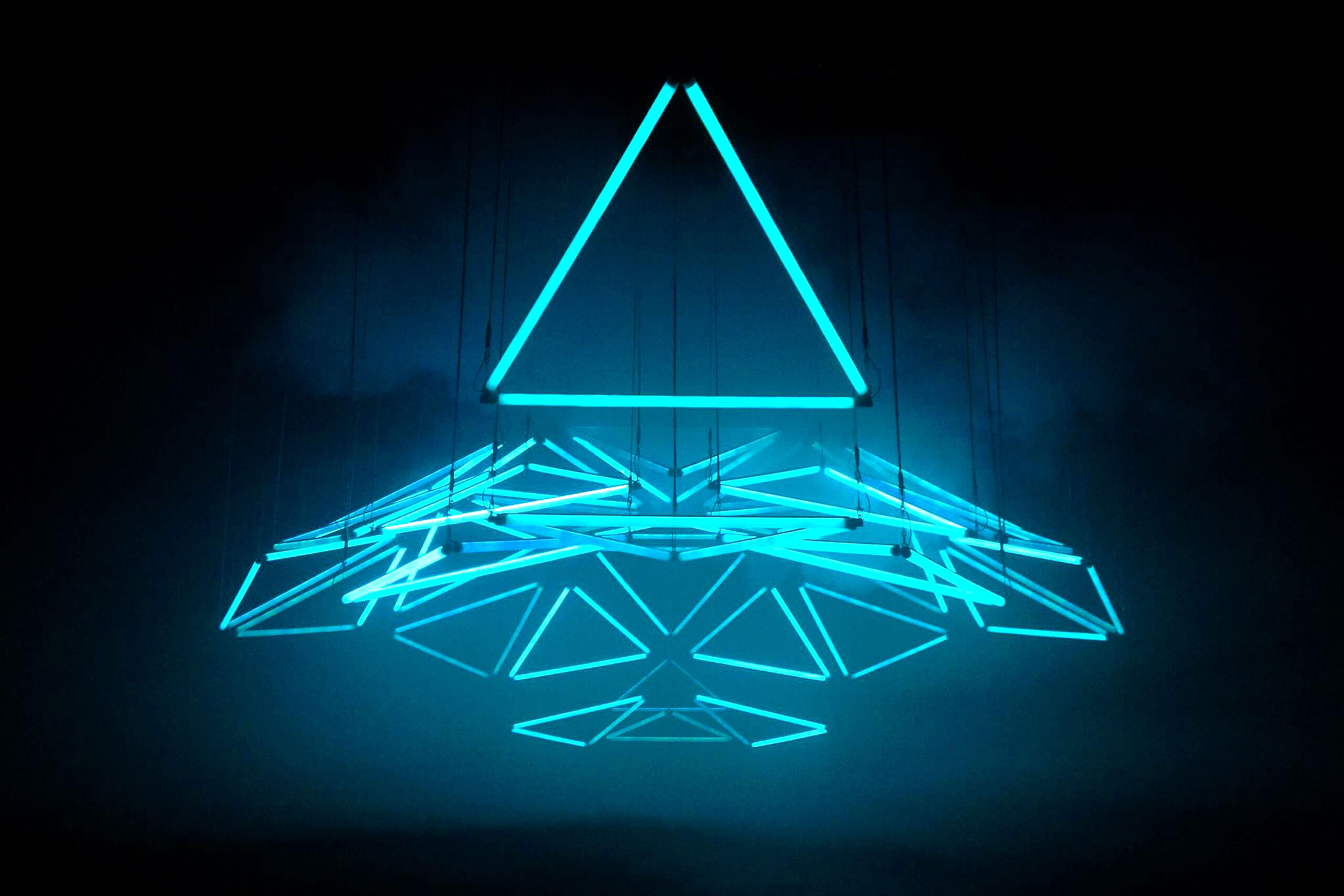 Dark Matter blau leuchtende Dreiecke