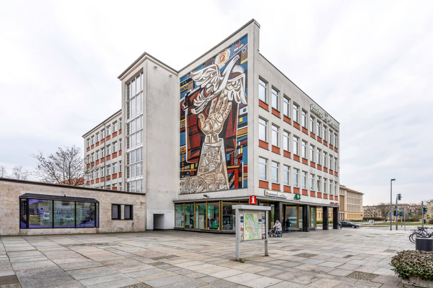 Gebäude mit Wandmosaik in Eisenhüttenstadt