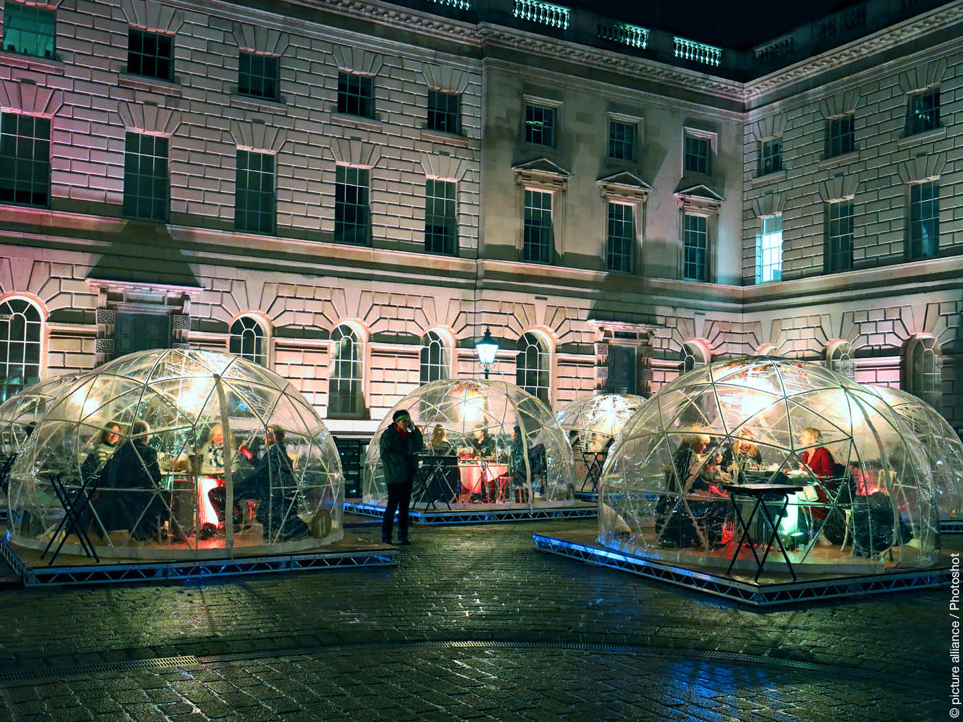 Restaurant in durchsichtigen "Dining Domes"