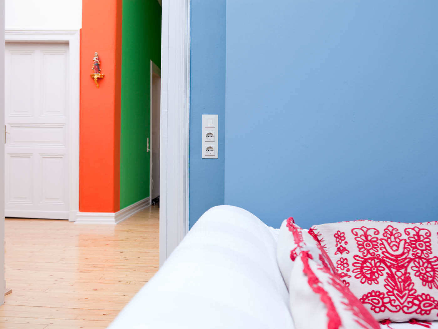 Zimmer mit farbigen Wänden