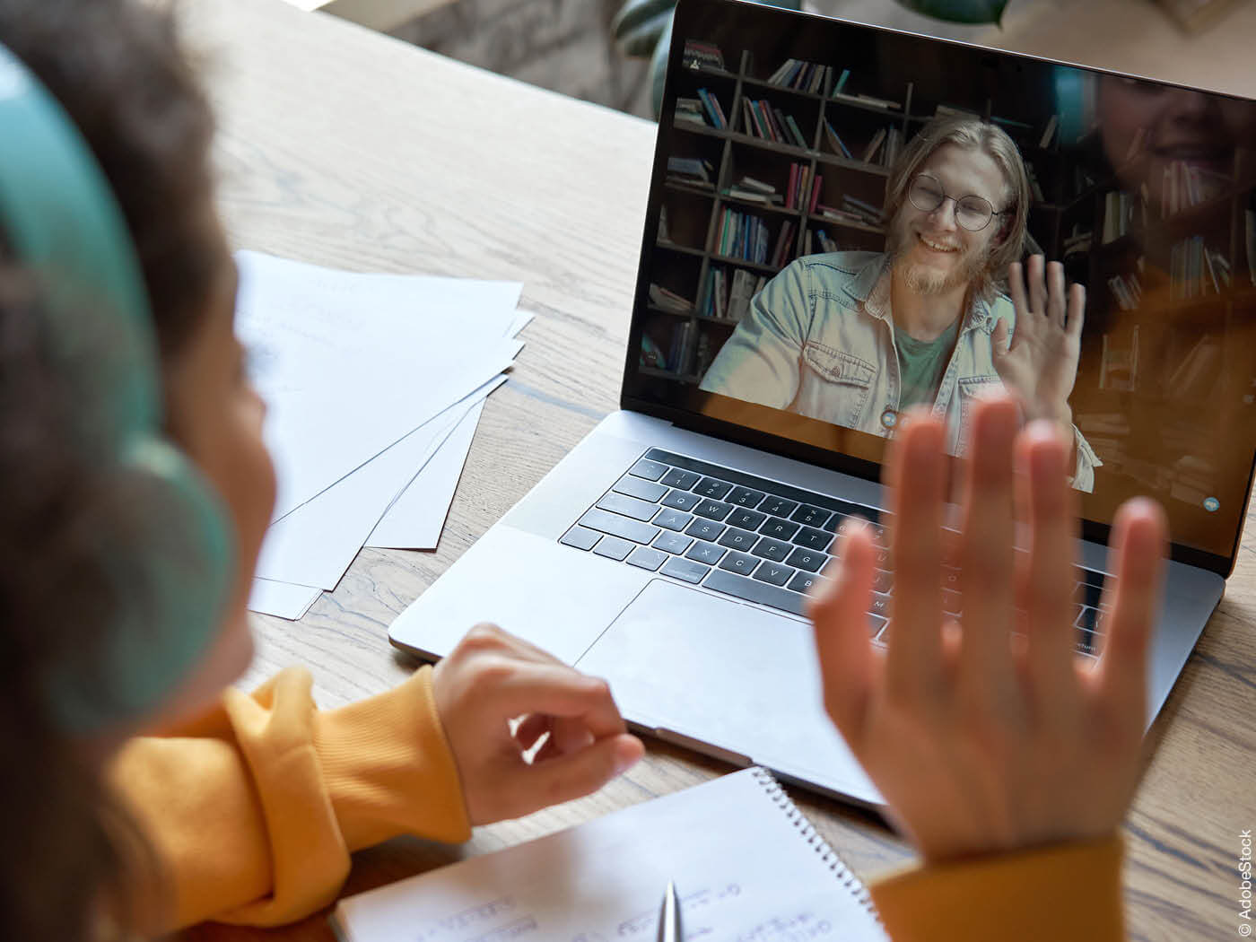 Junge Menschen grüßen sich online