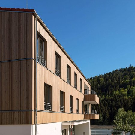 Reha-Klinik mit Holzfassade