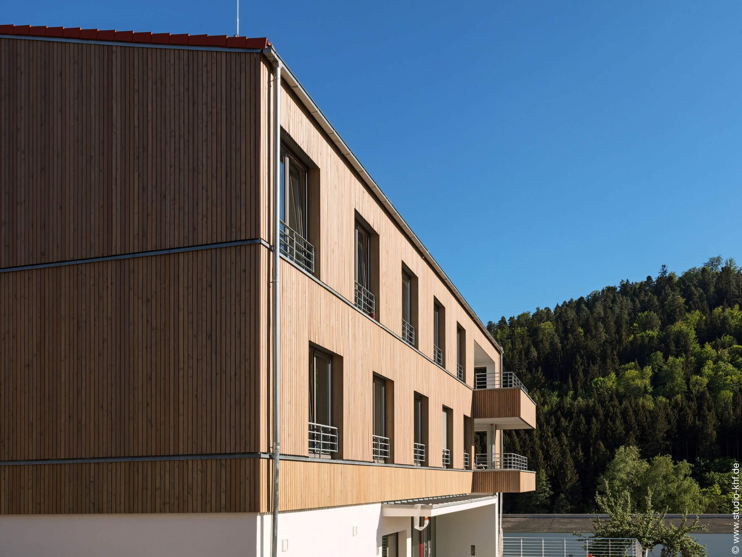 Reha-Klinik mit Holzfassade