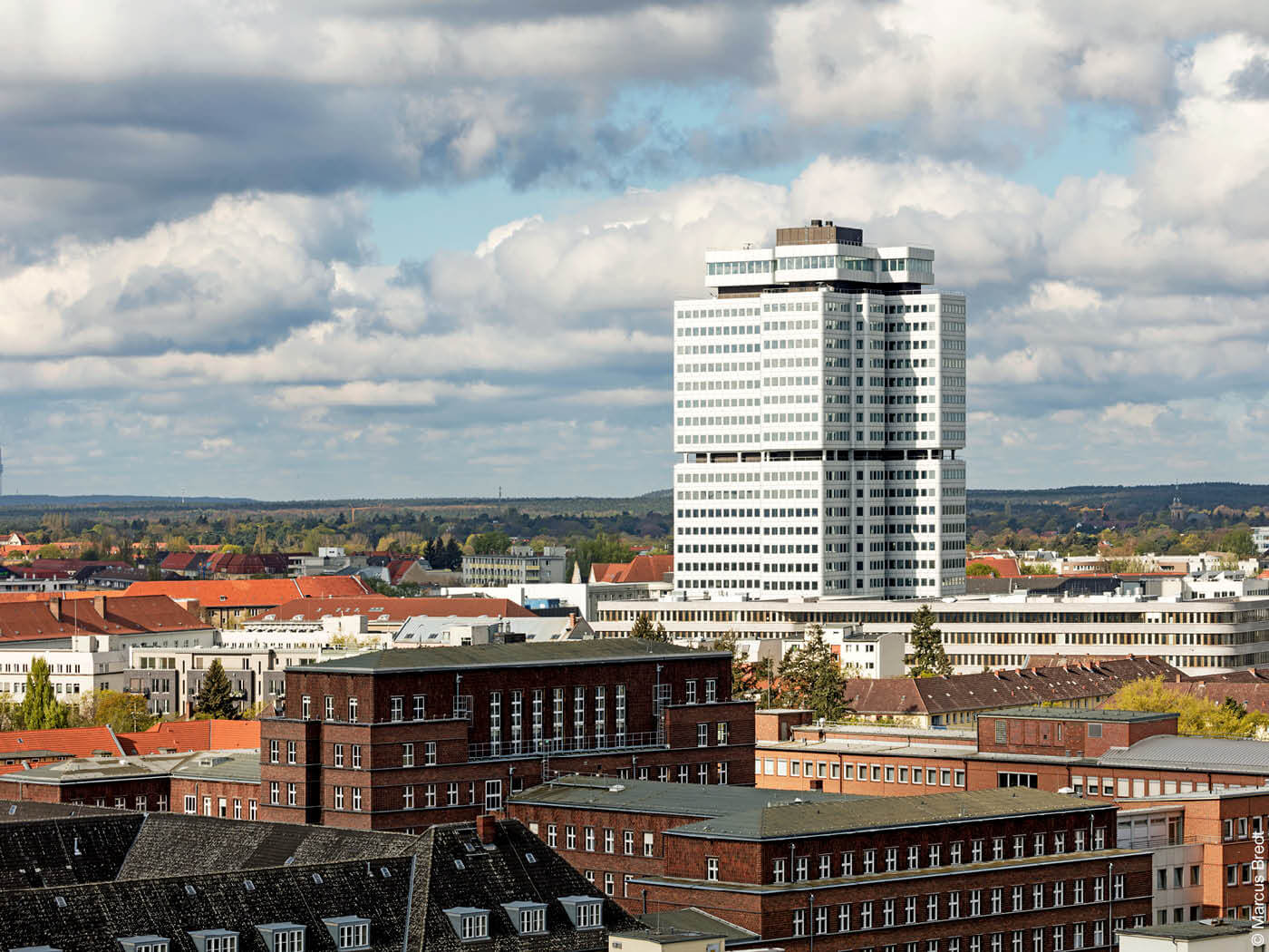 Hochhaus Renetversicherung über Häusermeer