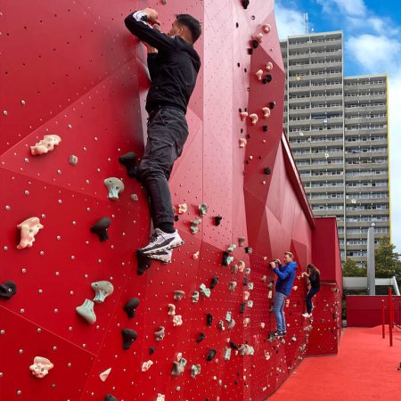 Personen an Boulderwand in Köln Chorweiler