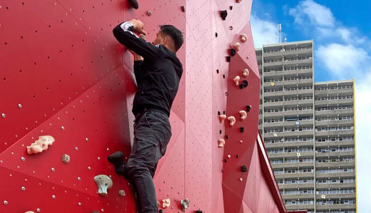 Personen an Boulderwand in Köln Chorweiler