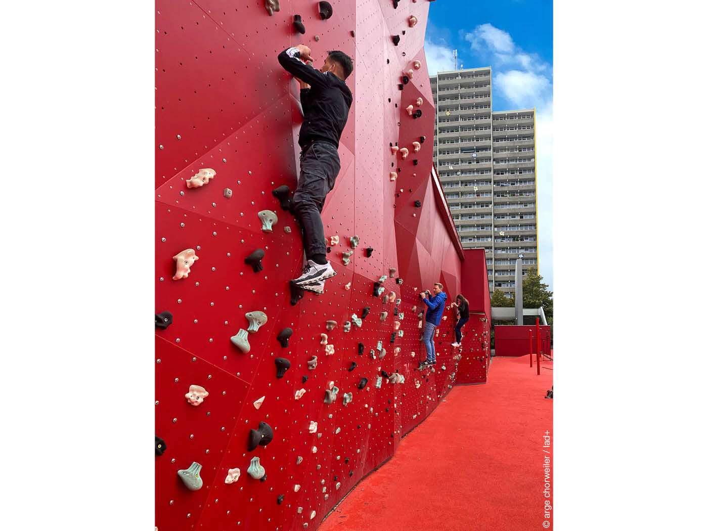 Personen an Boulderwand in Köln Chorweiler