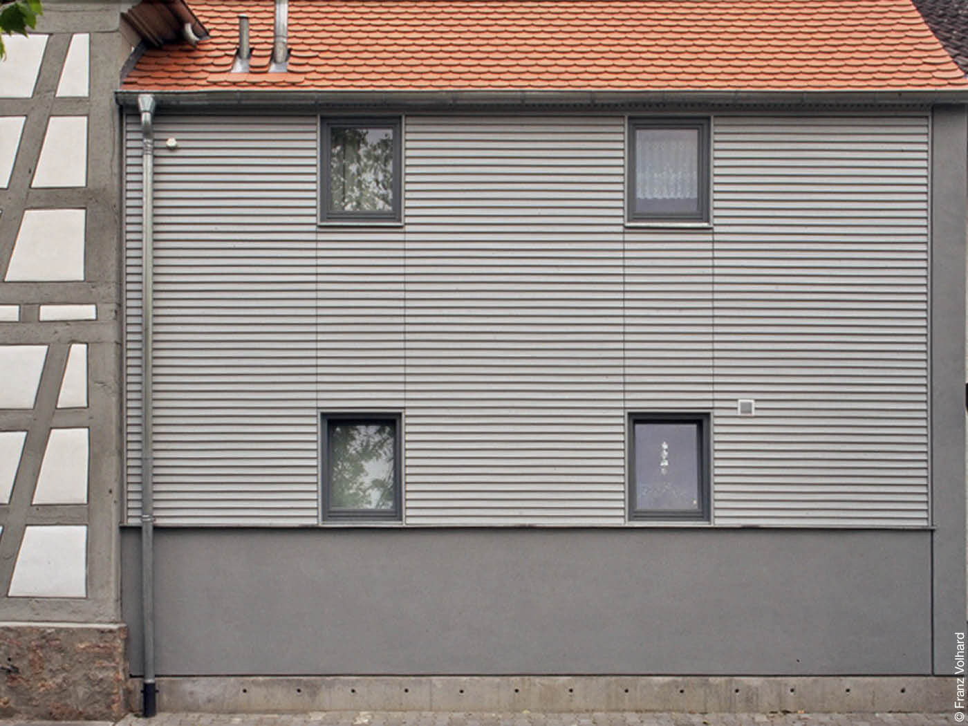 Gebäude mit grauer Außenfassade