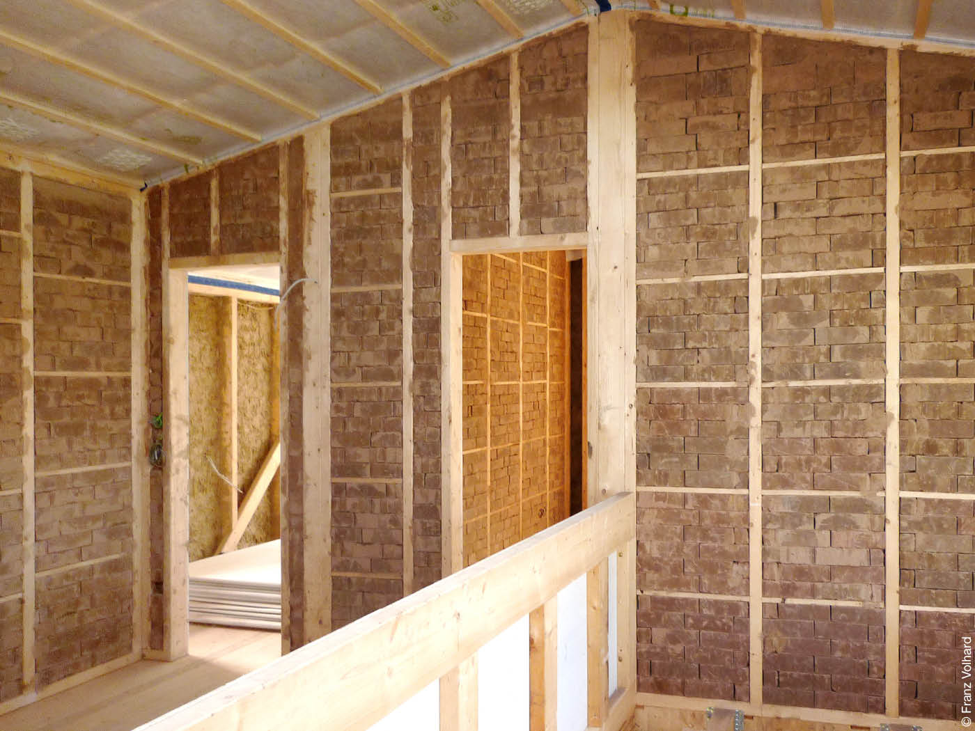 Wohnhaus mit Lehmbausteinen und Holzskelett