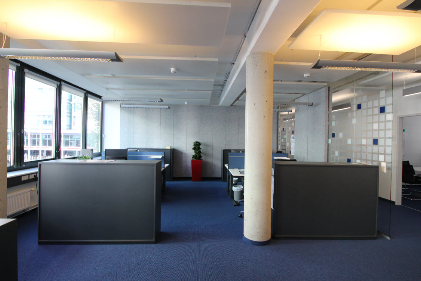 Deckensegel für Raumakustik im Büro