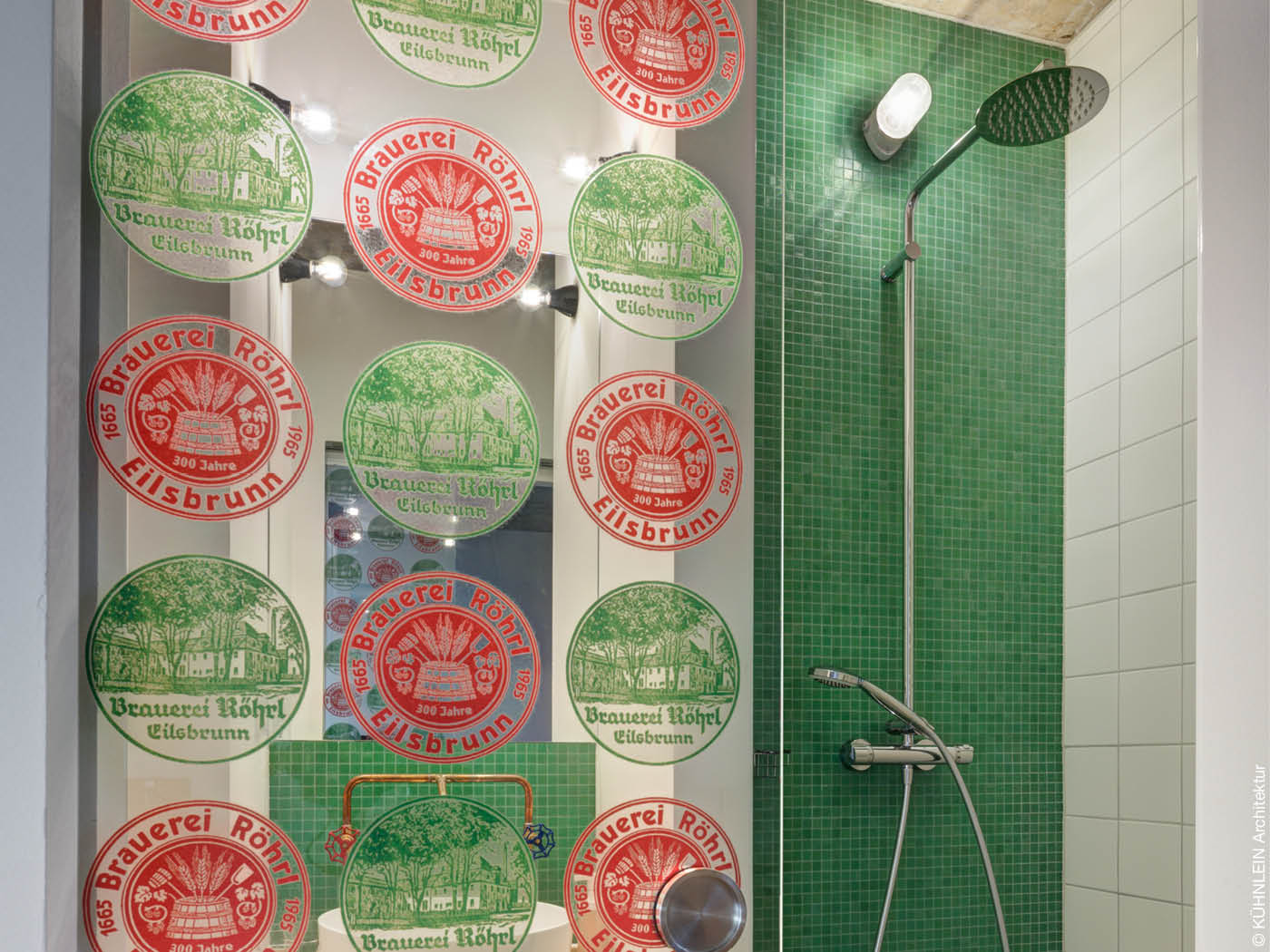 Dusche mit Brauerei-Logo