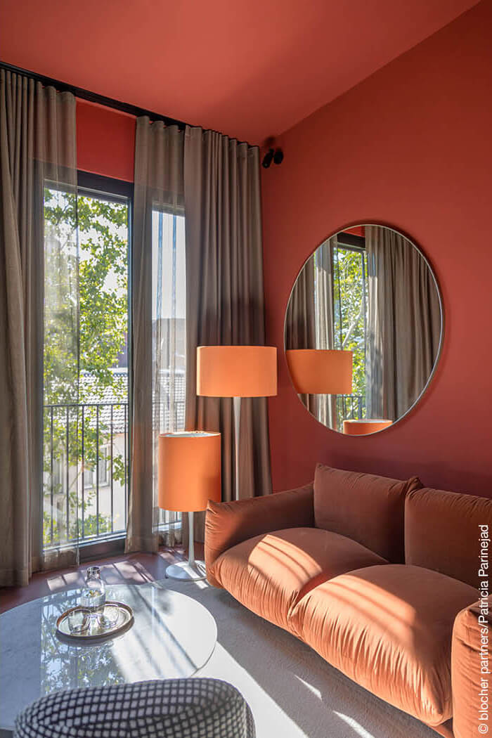 Orangenes Hotelzimmer im EmiLu