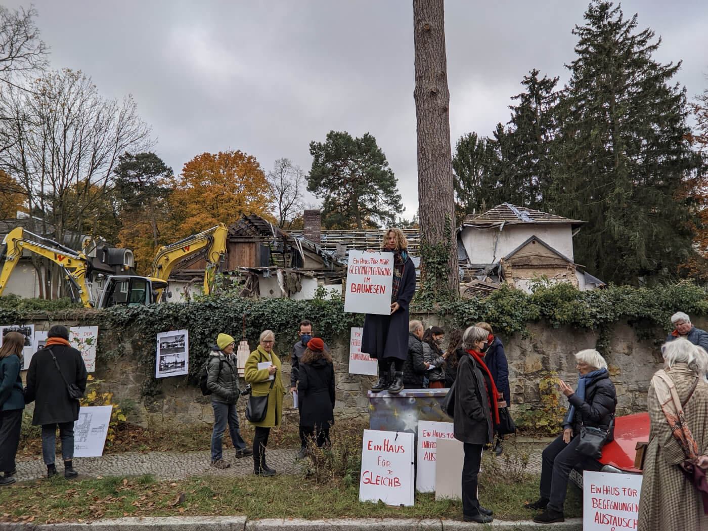 Protestierende mit Plakaten vor Haus Marlene Poelzig