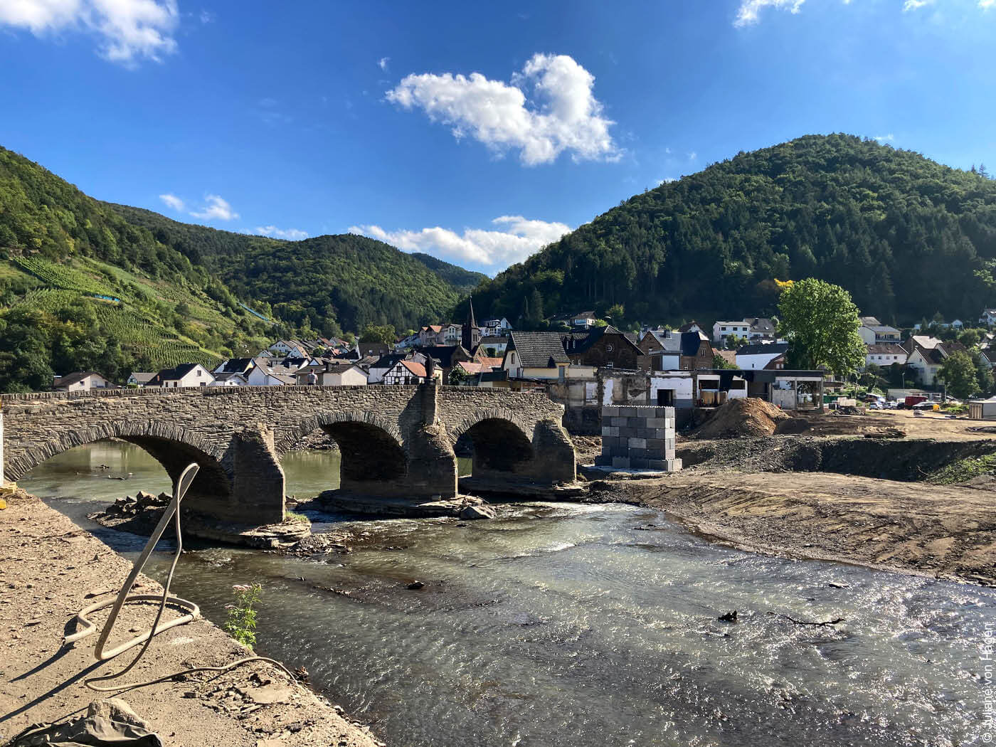 Alte Steinbrücke steht noch nach Flutkatastrophe