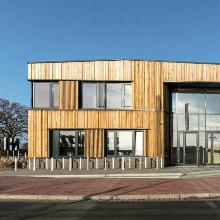 Gebäude mit Holzfassade aus alten Eichenholzbrettern