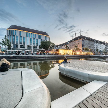 Begehbare Inseln am Wasserbecken in Kiel