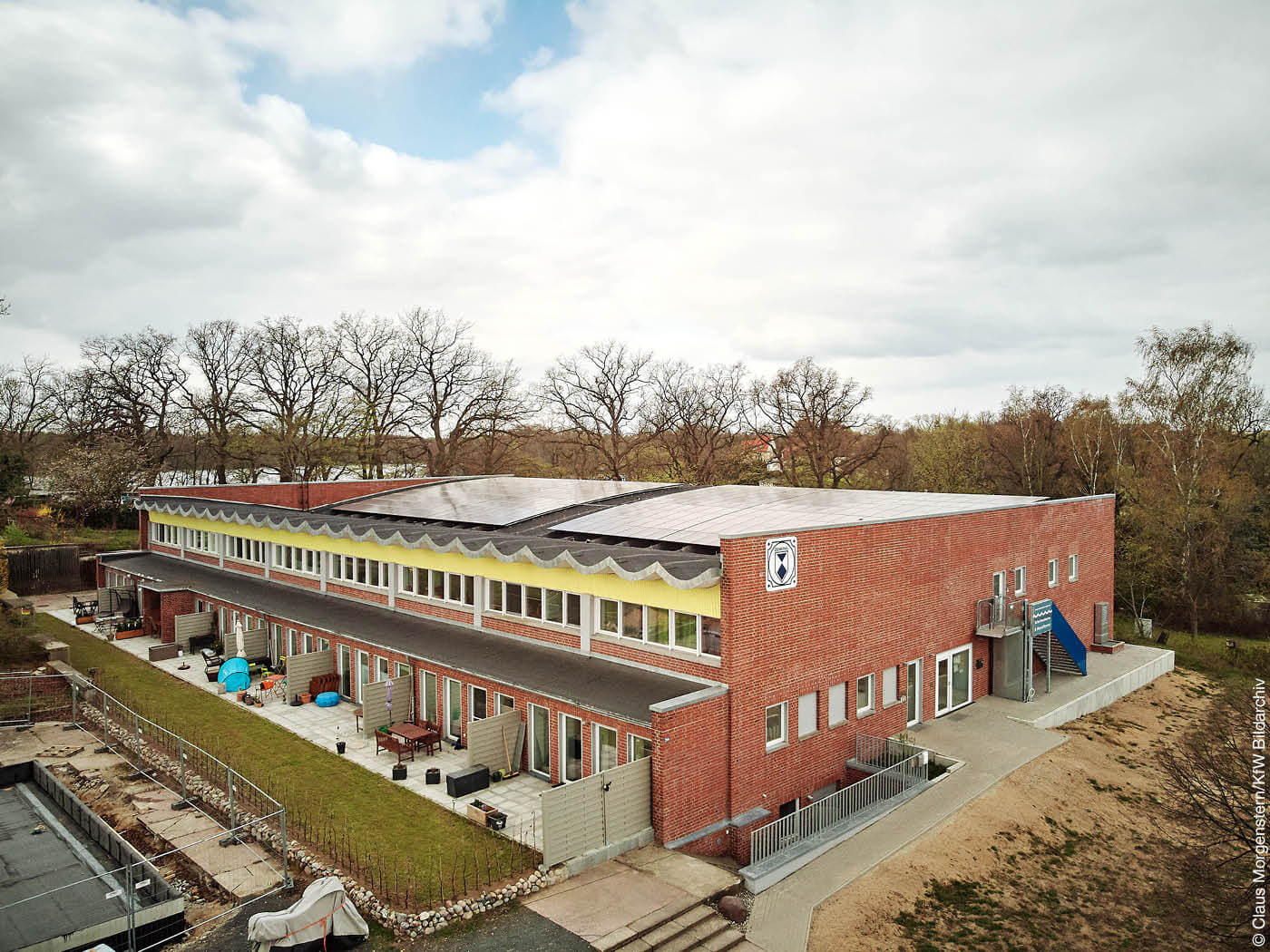 Zu Wohnungen umgebaute Schwimmhalle