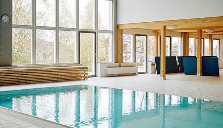 Schwimmbecken im Hallenbad