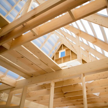 Holzhaus mit Balken und Dachstuhl
