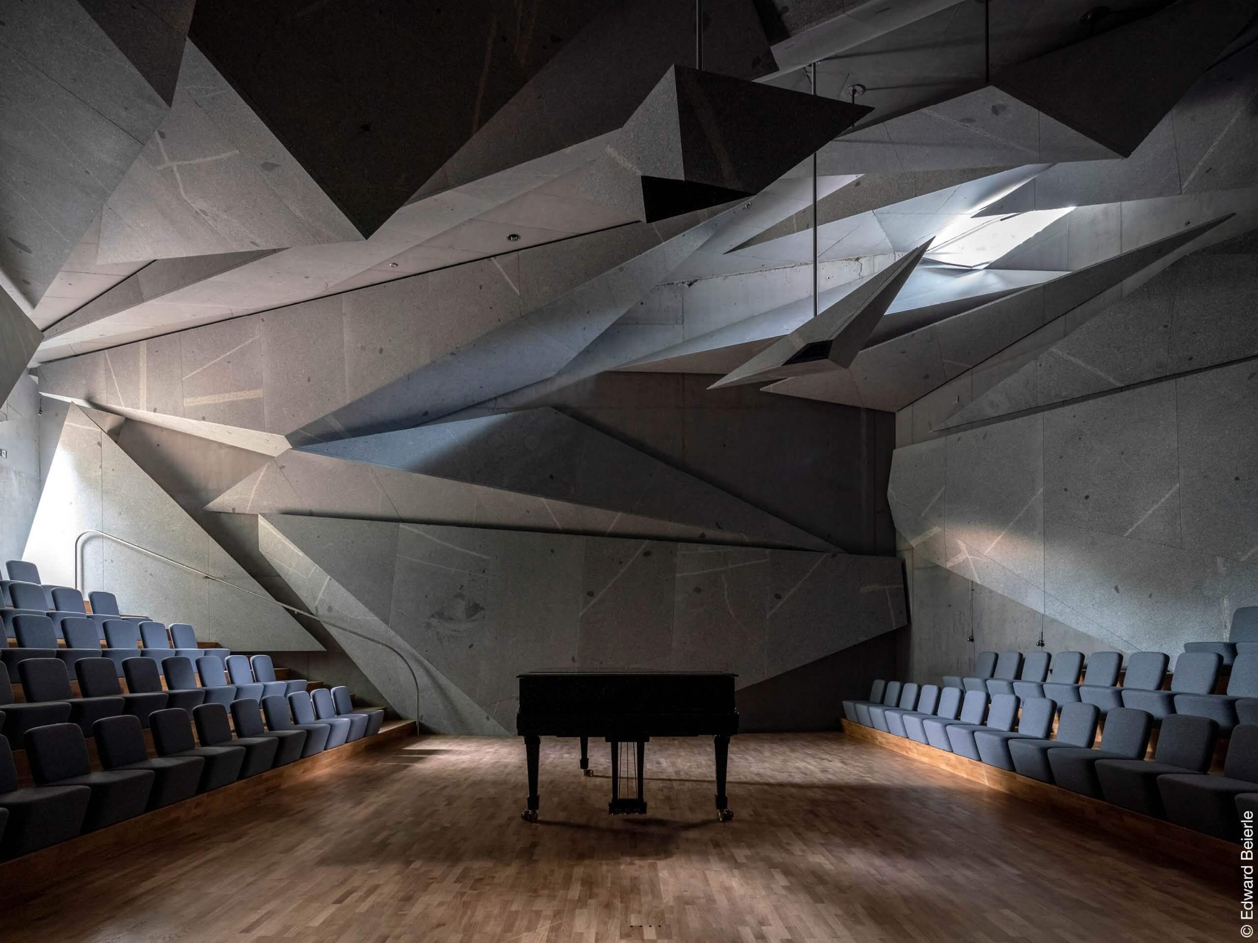 Musiksaal mit Klavier ohne Licht