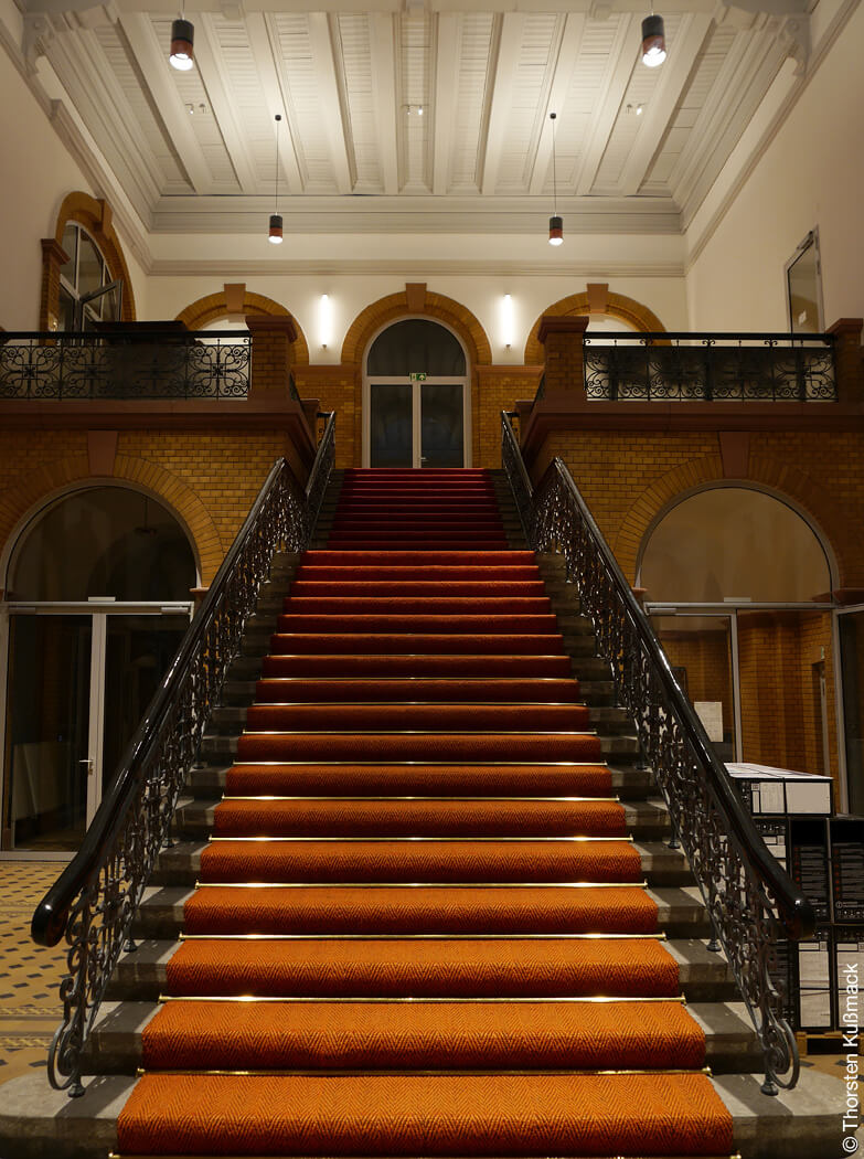 Treppe mit rotem Teppich