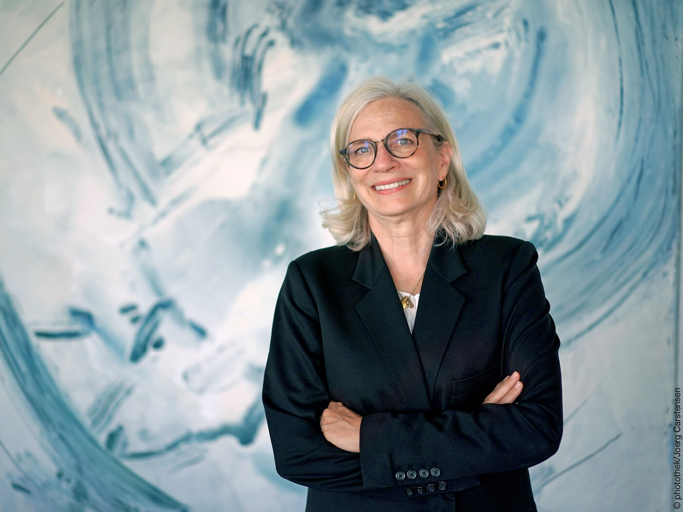 BAK-Präsidentin Andrea Gebhard vor blauer Wand