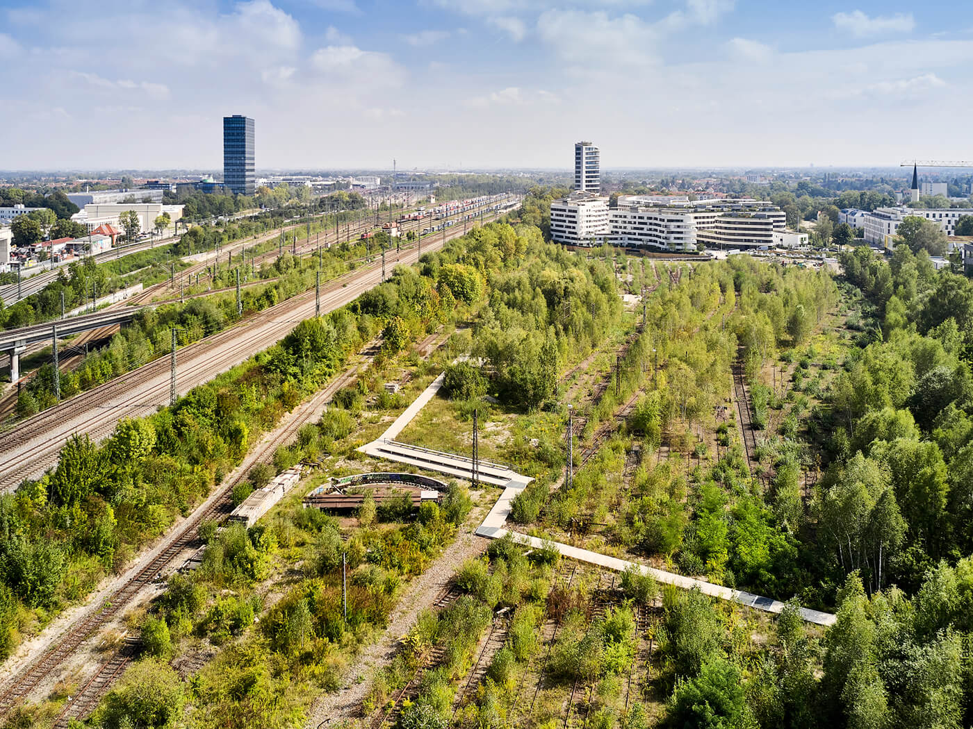 Überwuchertes Bahngelände aus der Luft