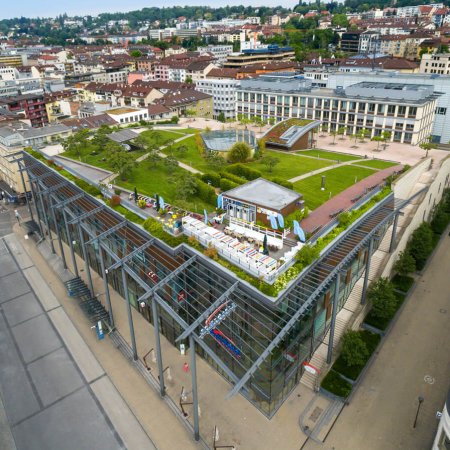 Begrünter Park auf dem Dach eines Einkaufszentrums