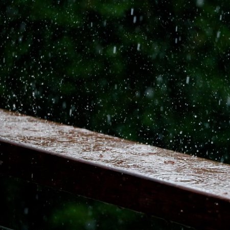 Regen fällt auf Geländer