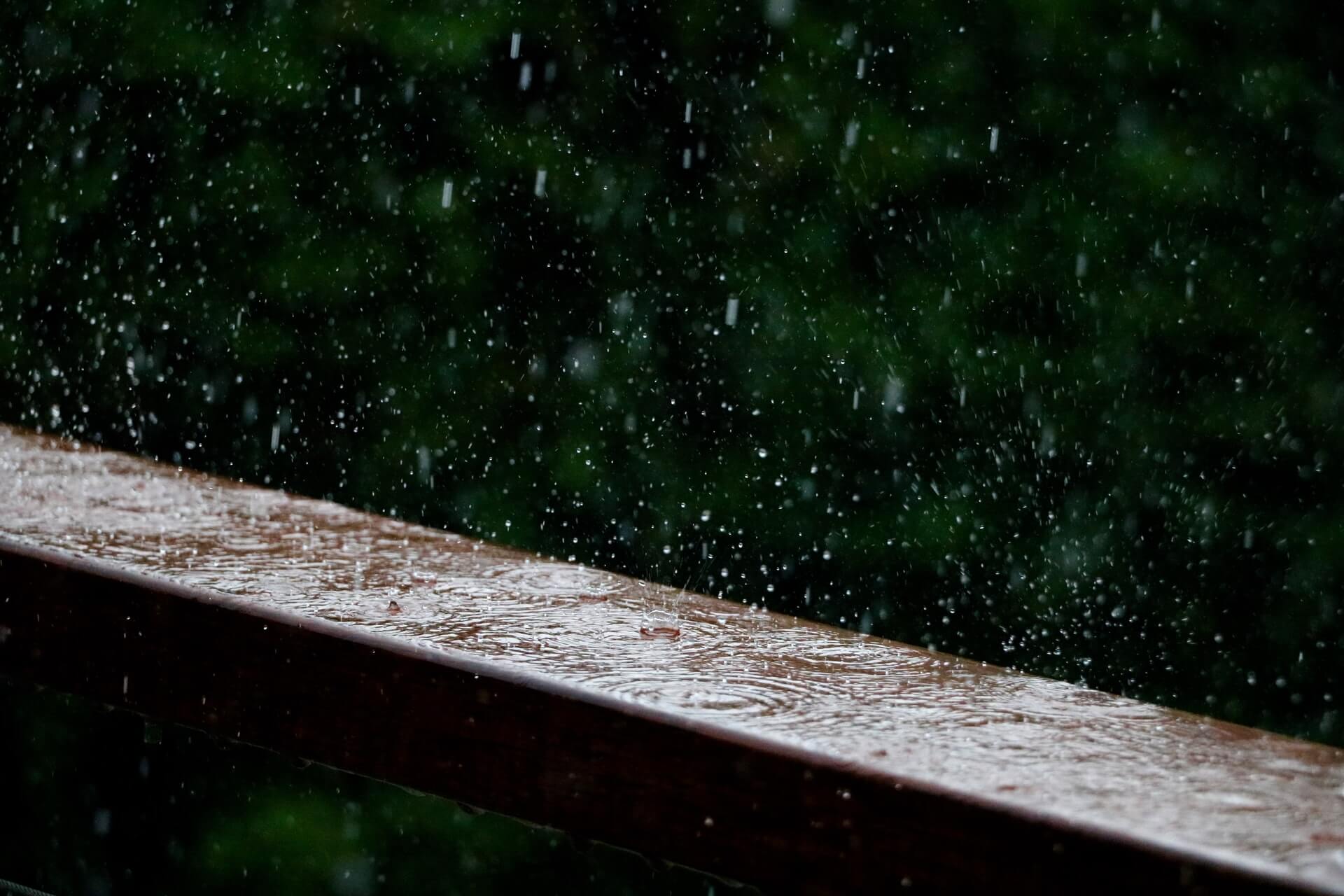 Regen fällt auf Geländer