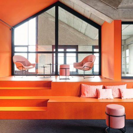 Entspannte Sitzmöglichkeiten in Orangetänen in einem Office