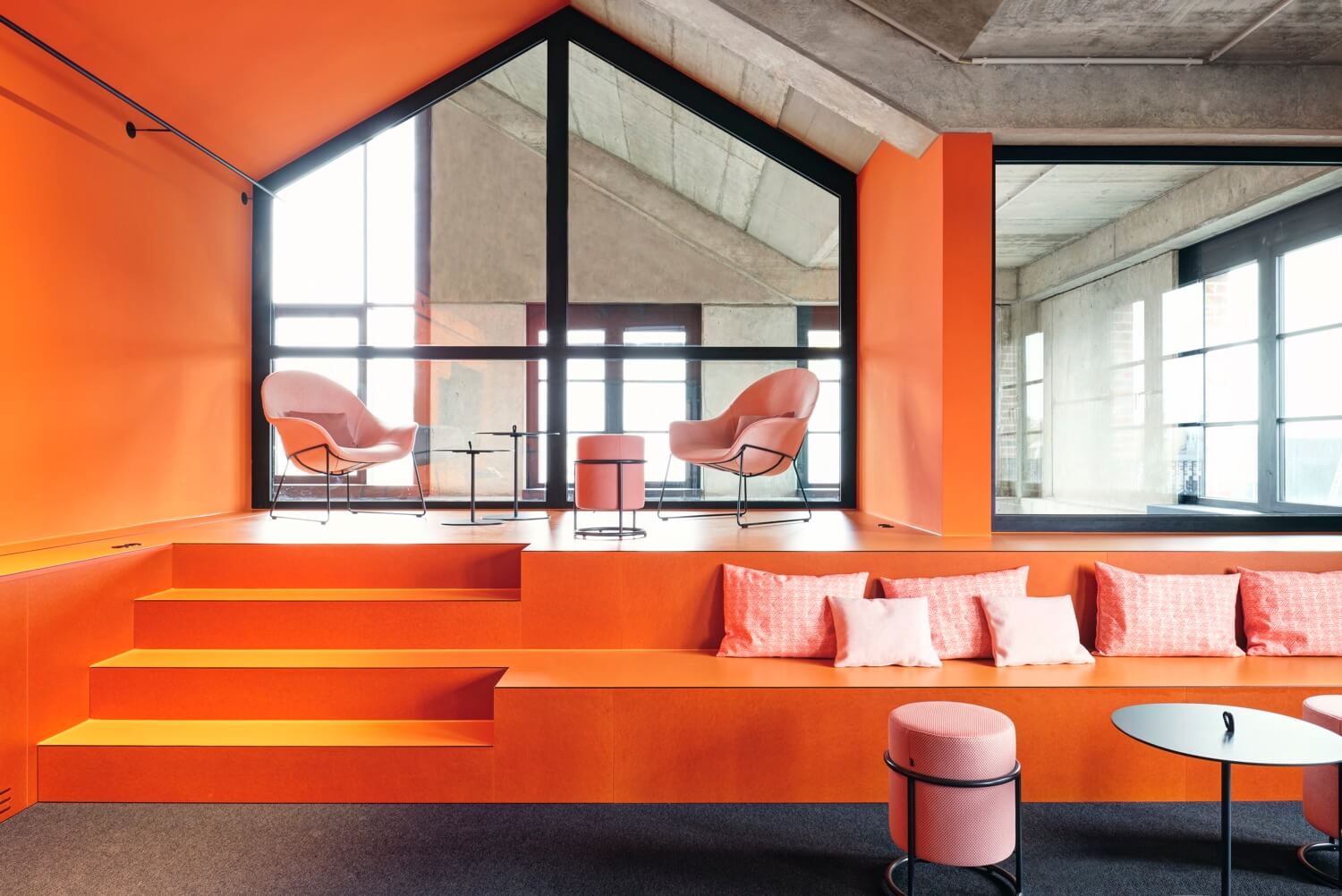 Entspannte Sitzmöglichkeiten in Orangetänen in einem Office