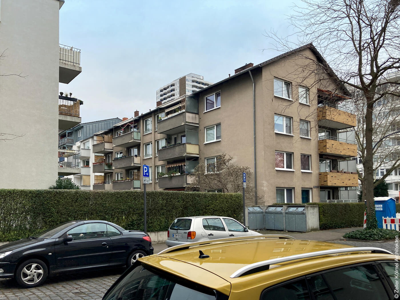 Braunes Mehrfamilienhaus vor Sanierung