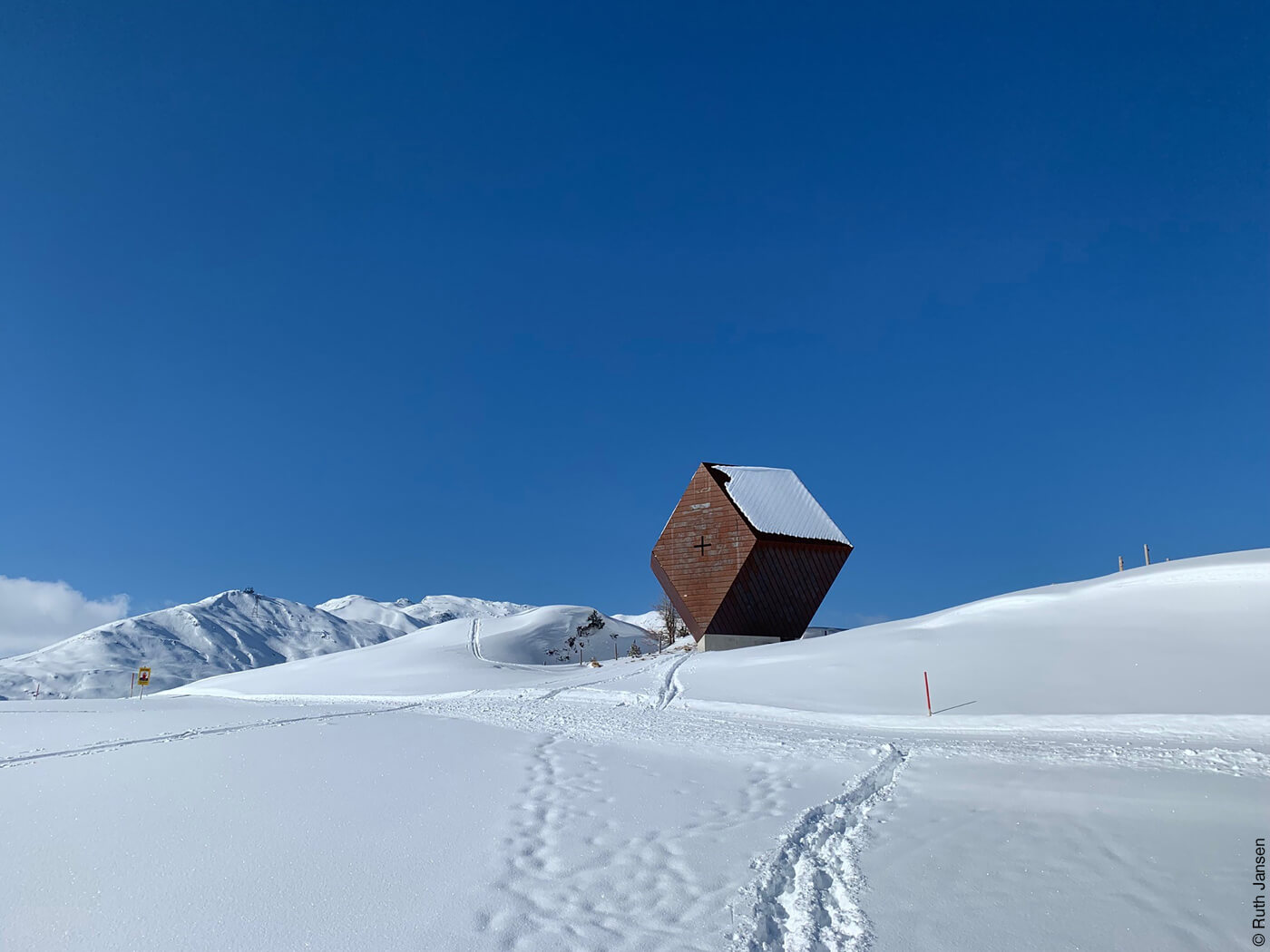 Granatkapelle in Schneelandschaft von Mario Botta
