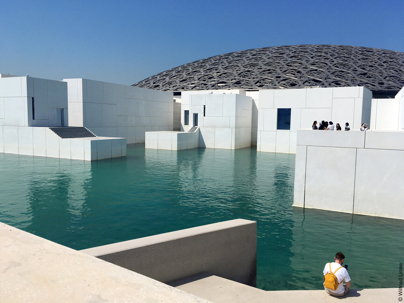 Wasserbecken im Louvre in Abu Dhabi von Jean Nouvel