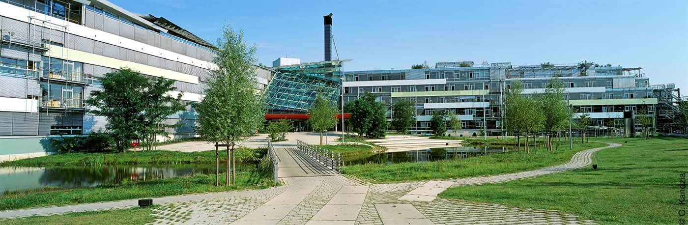 Bürogebäude in Grünanlage