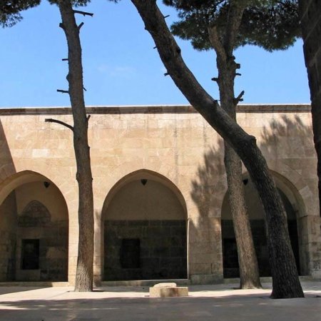 Innenhof mit Bäumen der Ibrahim-Al-Khalil-Moschee