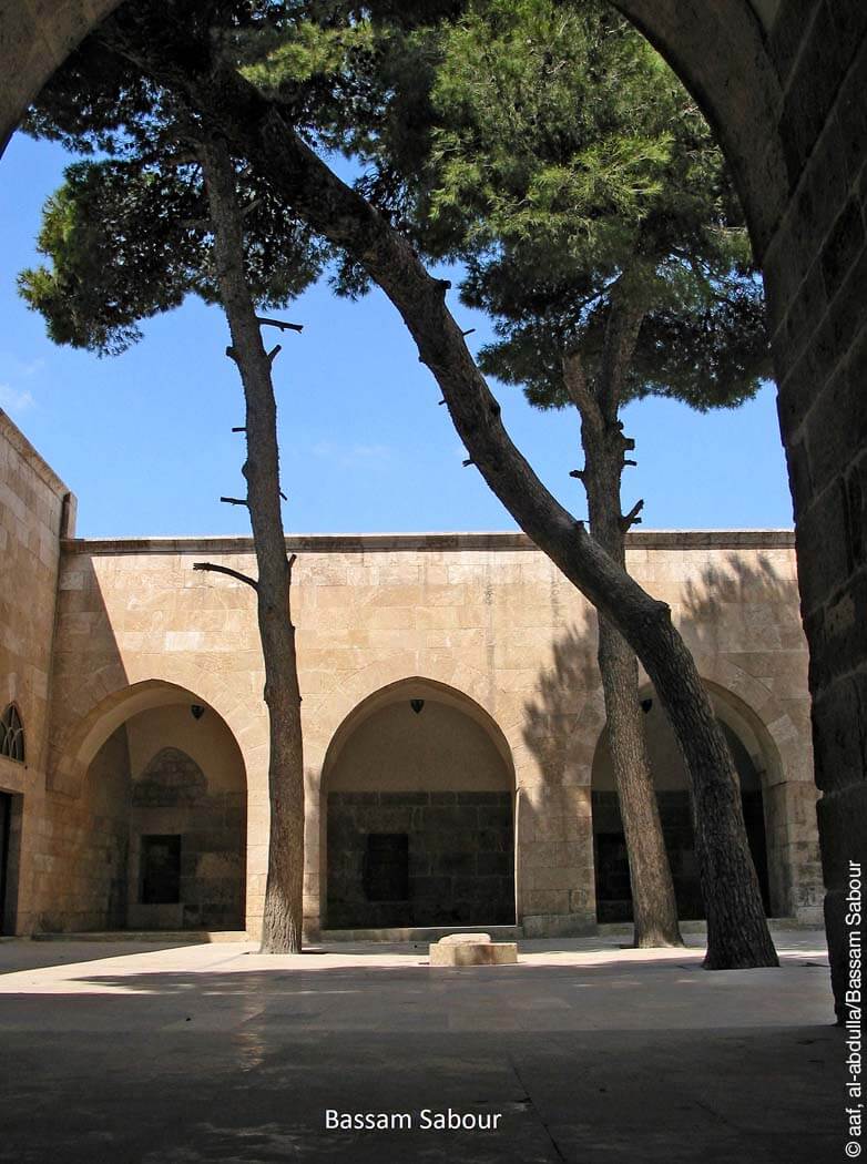 Innenhof mit Bäumen der Ibrahim-Al-Khalil-Moschee