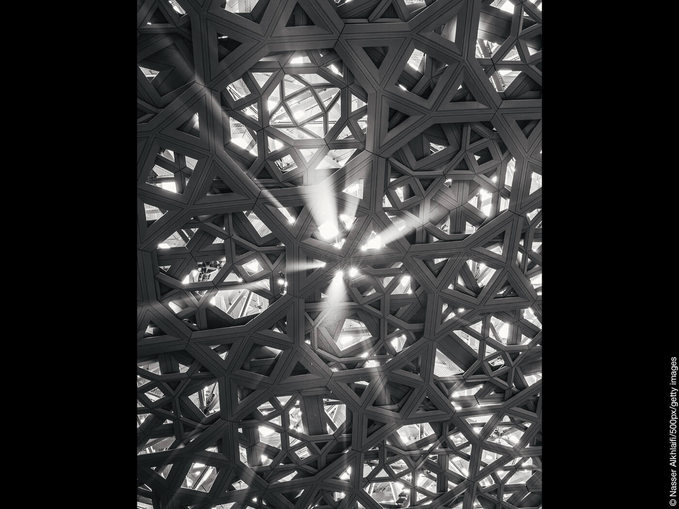 Die Sonne strahlt durch die Dachkonstruktion des Louvre in Abu Dhabi von Jean Nouvel