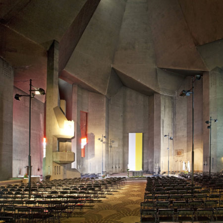 Innenraum der Wallfahrtskirche in Neviges von Gottfried Böhm