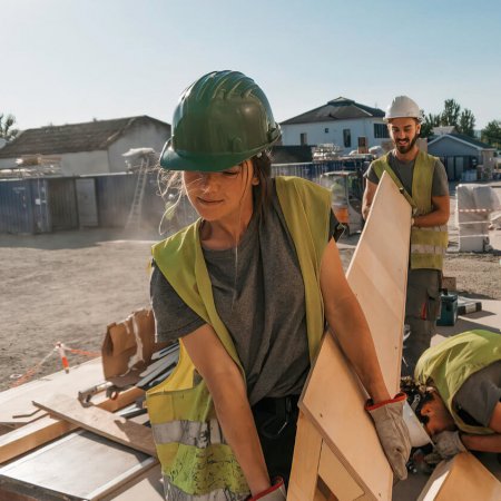 Junge Menschen auf Baustelle