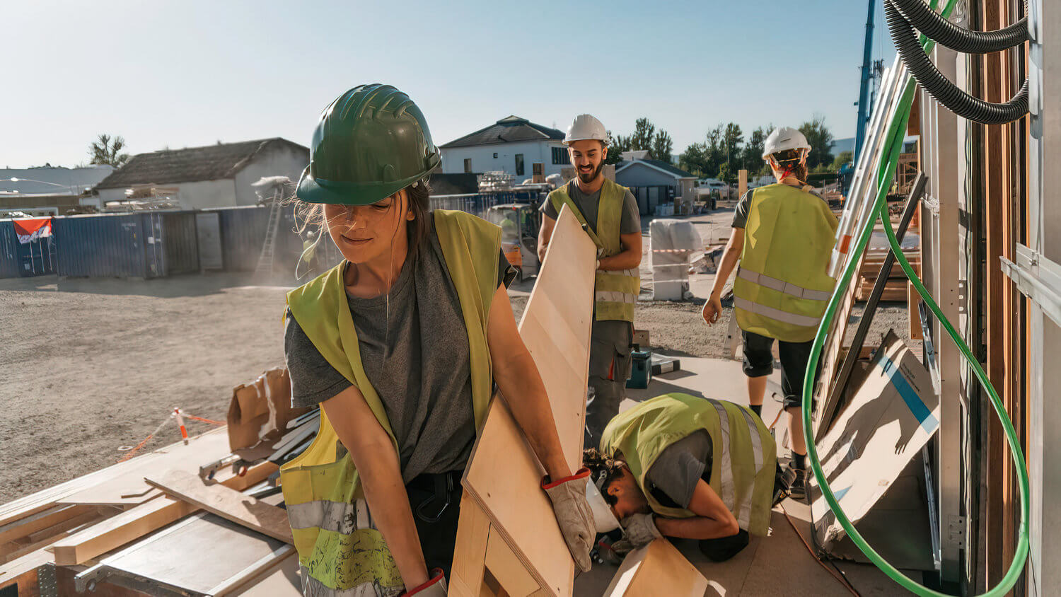 Junge Menschen auf Baustelle