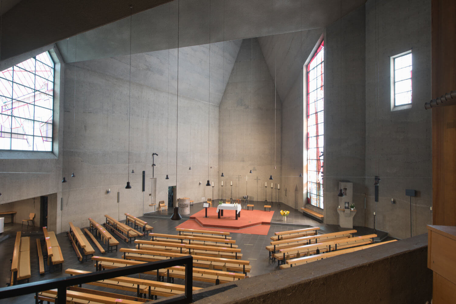 Innenraum brutalistische Kirche