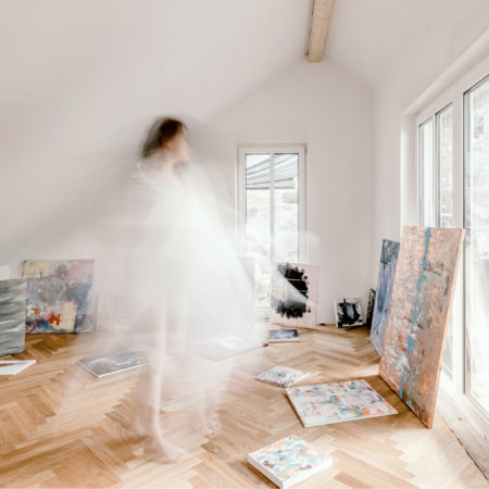 Frau in Bewegung in einem Atelier