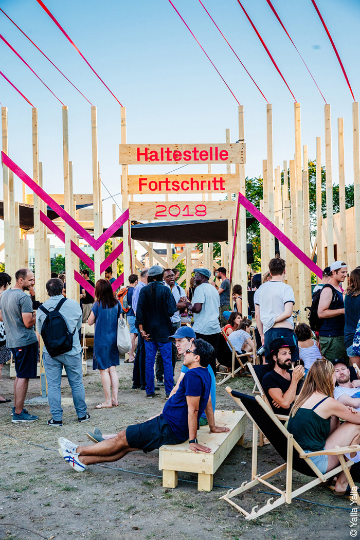 Installation aus Holz Haltestelle Fortschritt