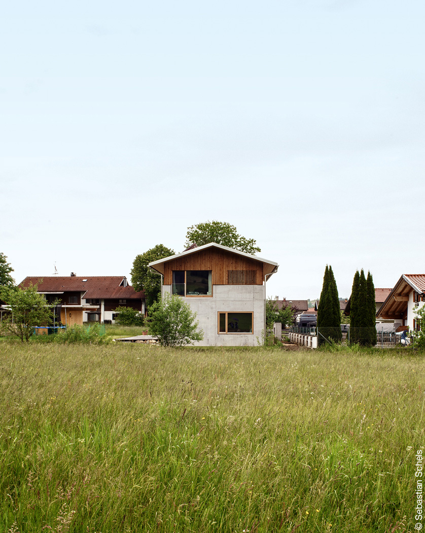 Wohnhaus aus Leichtbeton und Fichtenholz