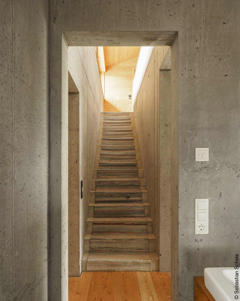 Flur und Treppe mit Sichtbetonwänden