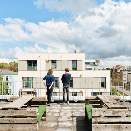 Zwei Studierende blicken von Dachterrasse