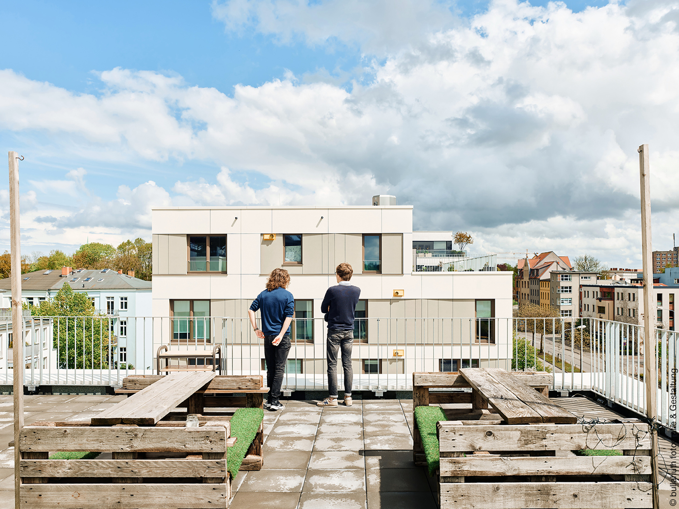 Zwei Studierende blicken von Dachterrasse
