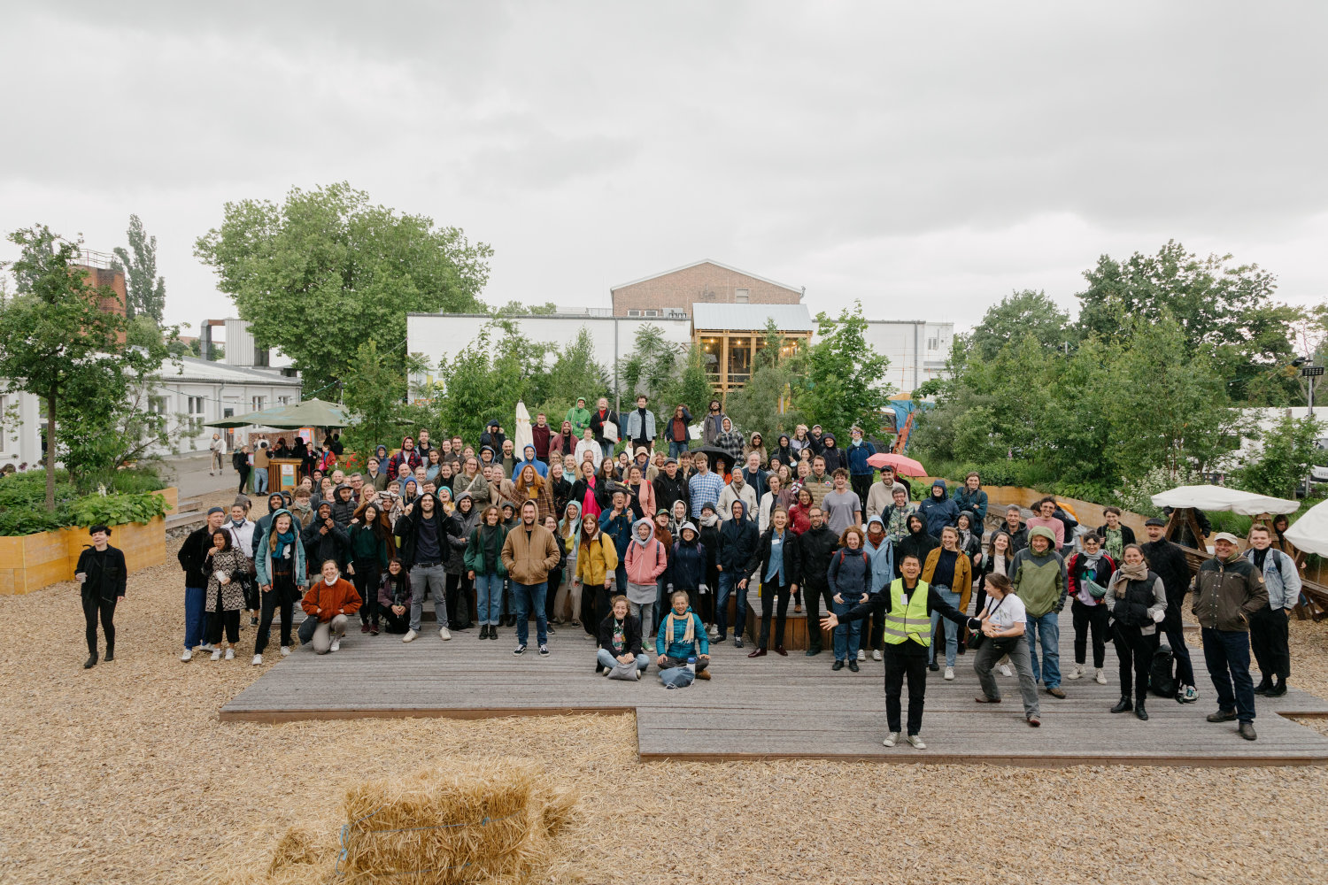 Gruppenbild im Außenbereich von Bauwende Festival